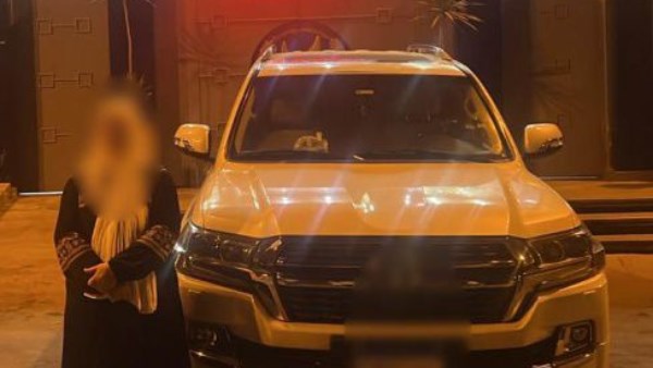 قرار من النيابة بشأن ربة منزل سمحت لأطفال بالجلوس على سيارتها من الخارج بالتجمع