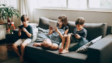 7 خطوات ذكية لتنظيم استخدام الأطفال للموبايل والتابلت في الصيف