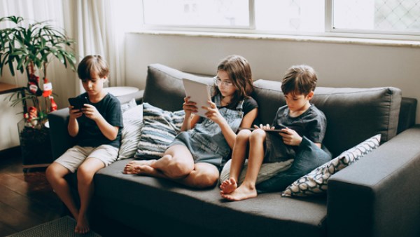 7 خطوات ذكية لتنظيم استخدام الأطفال للموبايل والتابلت في الصيف