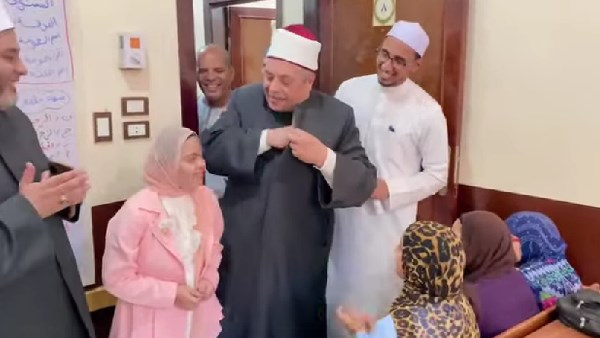 أهداها 200 جنيه.. رئيس المعاهد الأزهرية يقبل رأس طفلة من ذوي الهمم