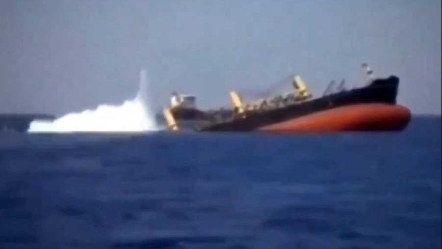 إصابة وفقدان 4 أشخاص في الهجوم الحوثي على سفينة قرب الحديدة