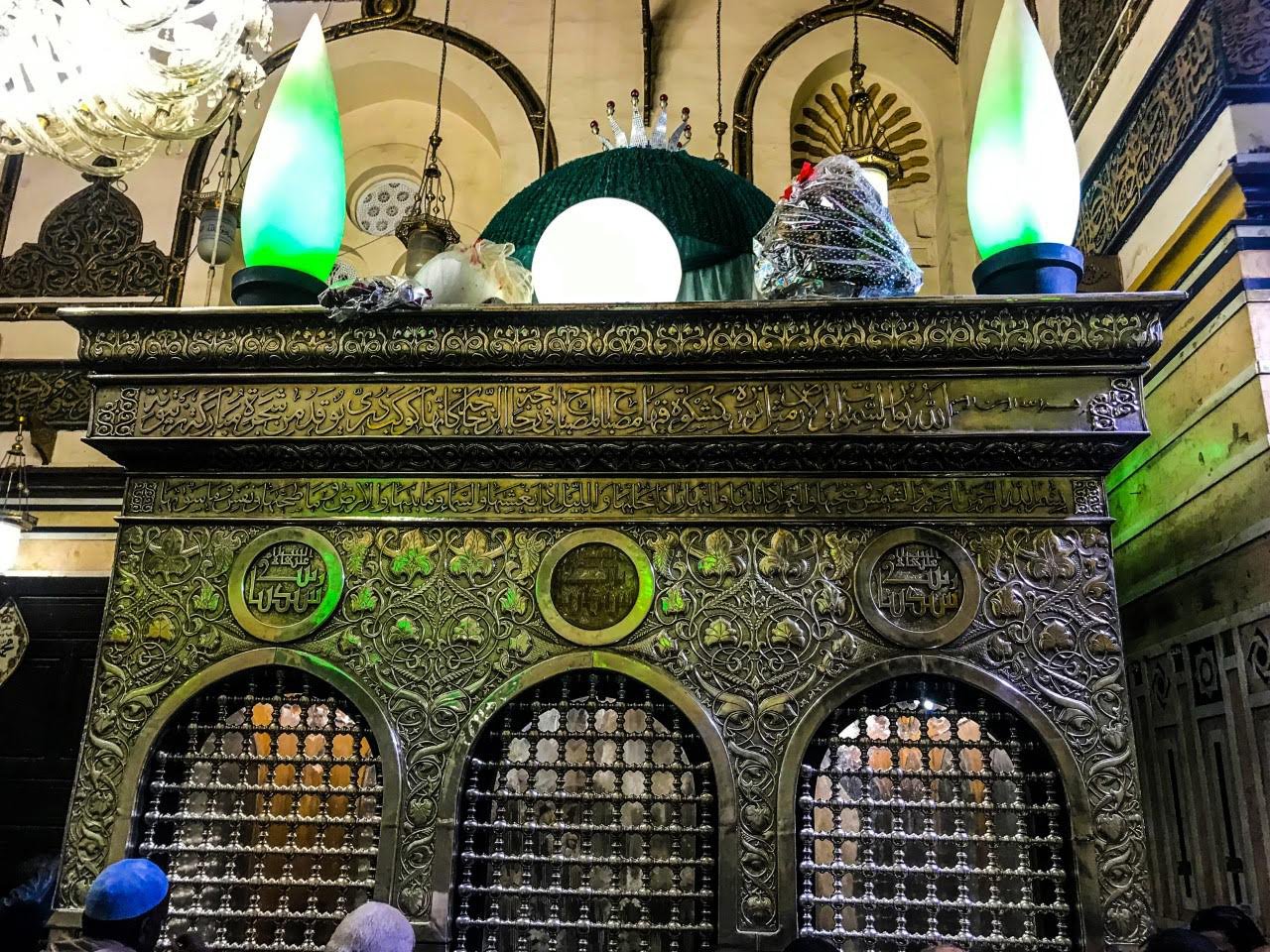الإفتاء تحسم الجدل حول الصلاة في المساجد ذات الأضرحة