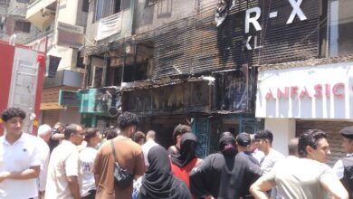 الحماية المدنية تخمد حريقًا بمحل تجاري في فيصل دون خسائر بشرية.. صور