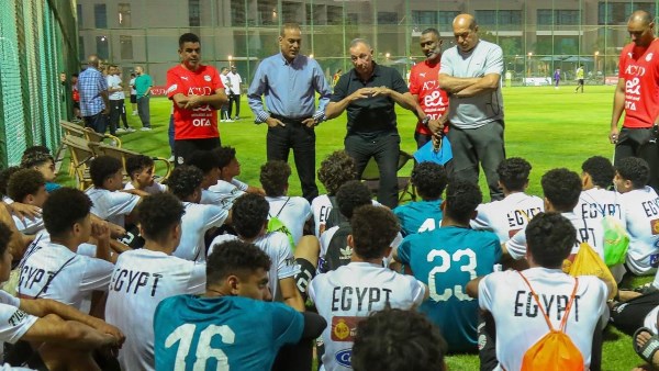الخطيب يؤازر منتخب 17 سنة..صور