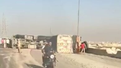 انقلاب سيارة نقل محملة بالطوب السن على الطريق الأوسطي بحلوان