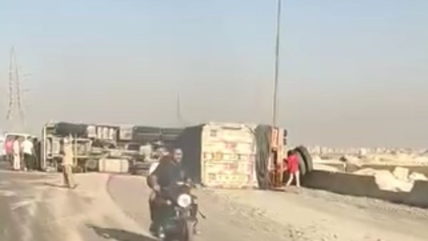 انقلاب سيارة نقل محملة بالطوب السن على الطريق الأوسطي بحلوان