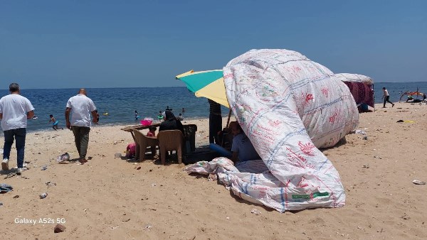 جهود مكثفة لإزالة الخيام العشوائية من الشاطىء