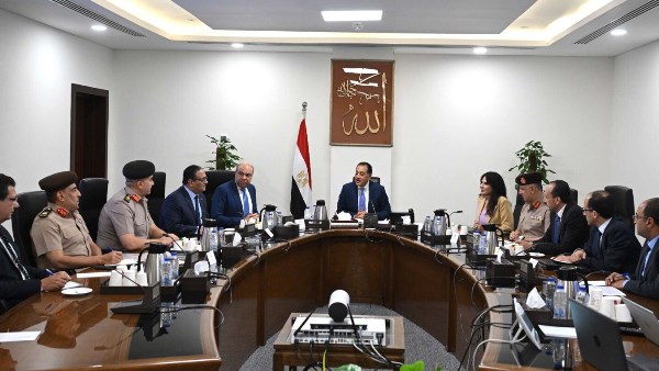 رئيس الوزراء يتابع الإجراءات التنفيذية لمشروع مبنى 4 بمطار القاهرة