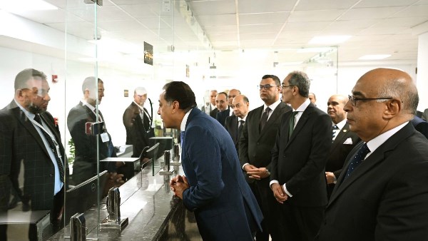 رئيس الوزراء يستفسر عن نوعية خدمات مجمع الشهر العقاري بالعلمين