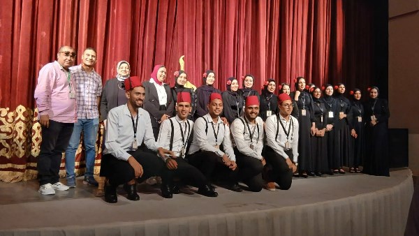 رئيس جامعة دمنهور يشهد العرض المسرحي أبنائي لطلاب كلية الآداب