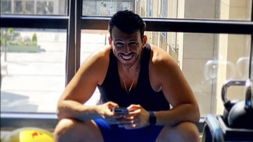 رامي رضوان معلقا علي صورته المثيرة للجدل: الست Dua Lipa هتورطنا