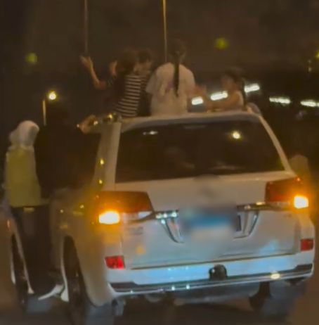 قرار من النيابة بشأن ربة منزل سمحت لأطفال بالجلوس على سيارتها من الخارج بالتجمع