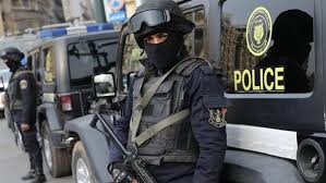كانا يفحصان بلاغًا .. القبض على صاحب محل اقتطع فيديو لضابط ومجند
