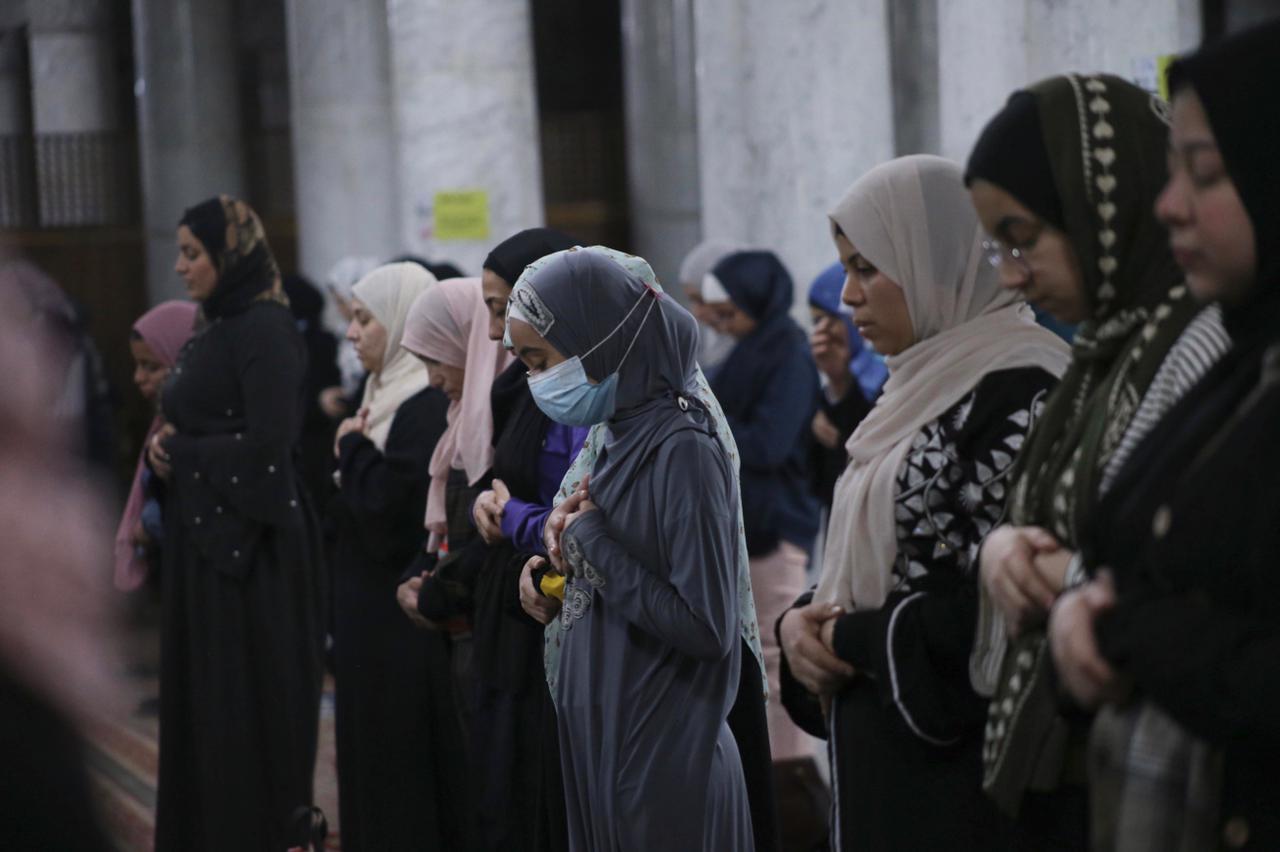 ما حكم الصلاة للمرأة عند زيادة مدة حيضها عن عادتها الشهرية؟ دار الإفتاء تجيب