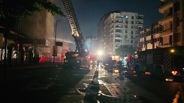 مدير أمن القاهرة يتابع عمليات السيطرة على حريق جديد بسنترال رمسيس| فيديو