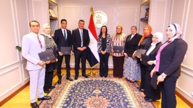 وزيرة التضامن تكرم الإدارة العامة للاتصال السياسي والشئون البرلمانية